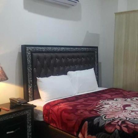 Hotel Day In Lahore Exterior photo