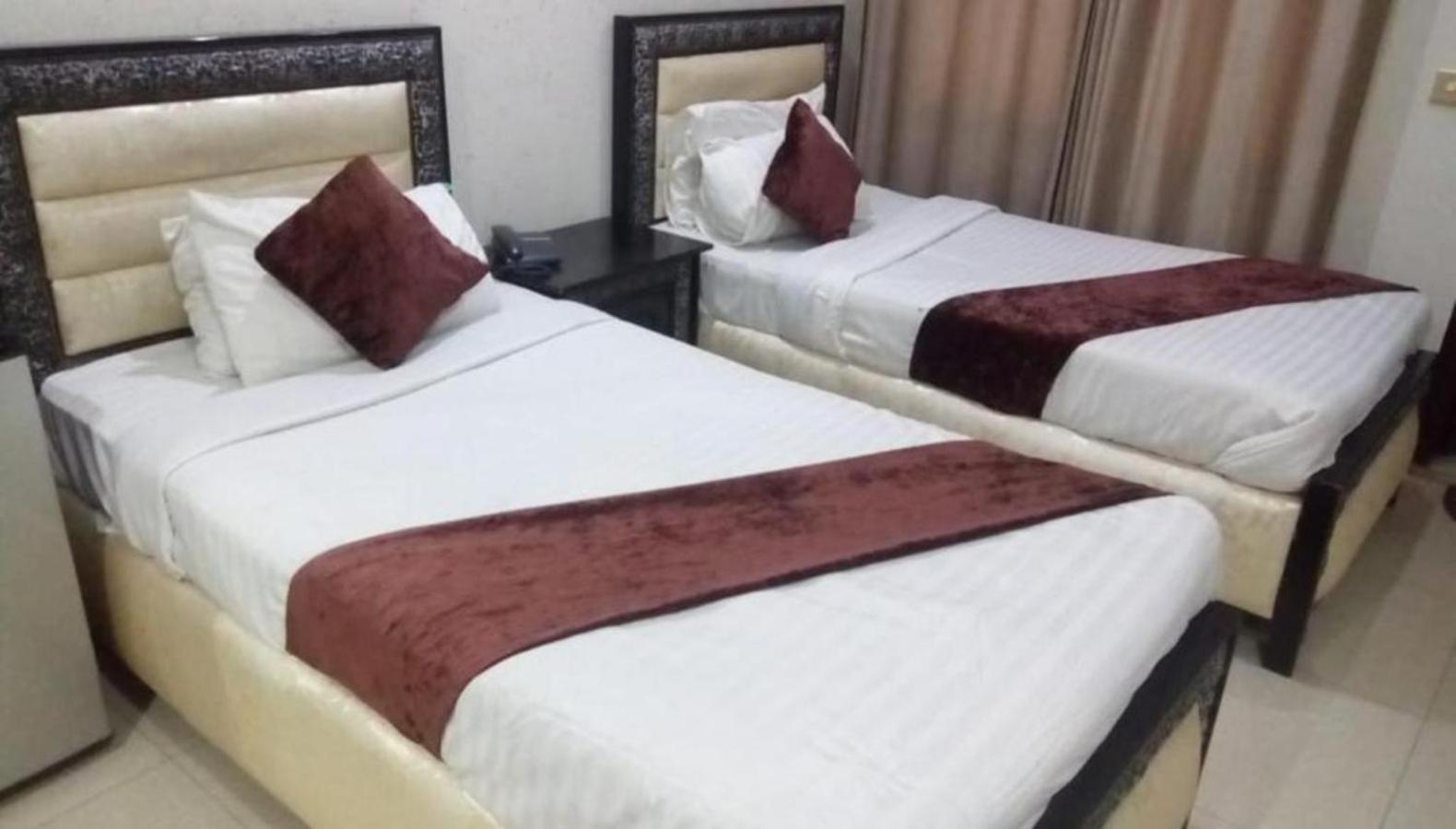 Hotel Day In Lahore Exterior photo