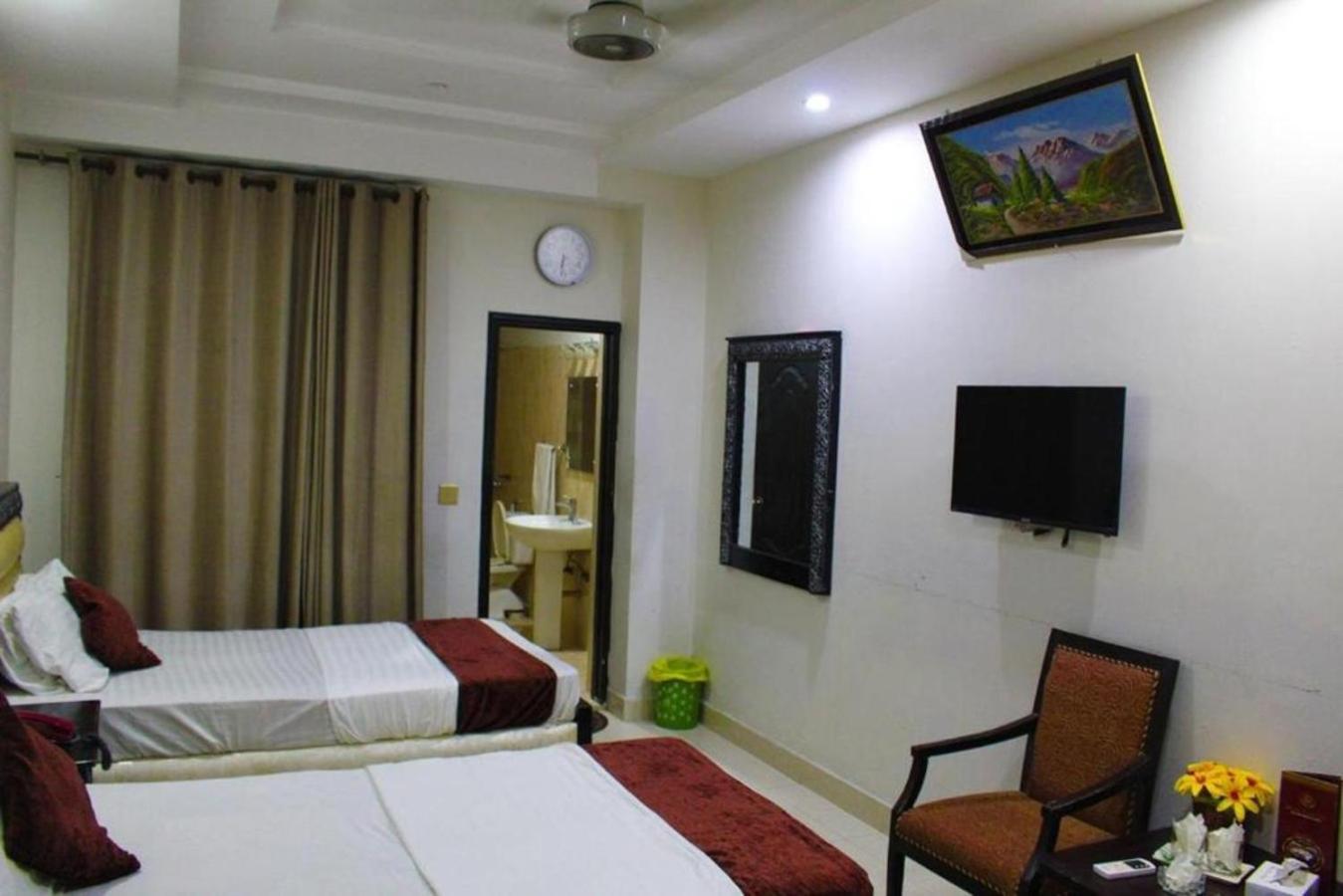 Hotel Day In Lahore Exterior photo